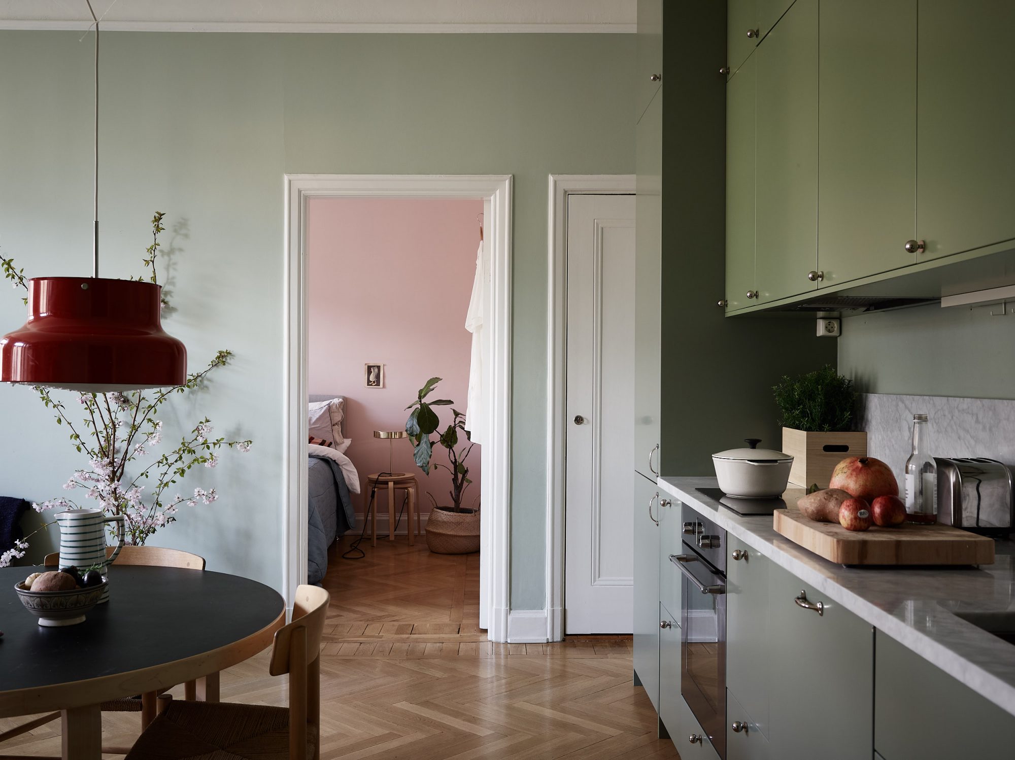 Không gian bếp đơn giản với tông màu xanh bạc.