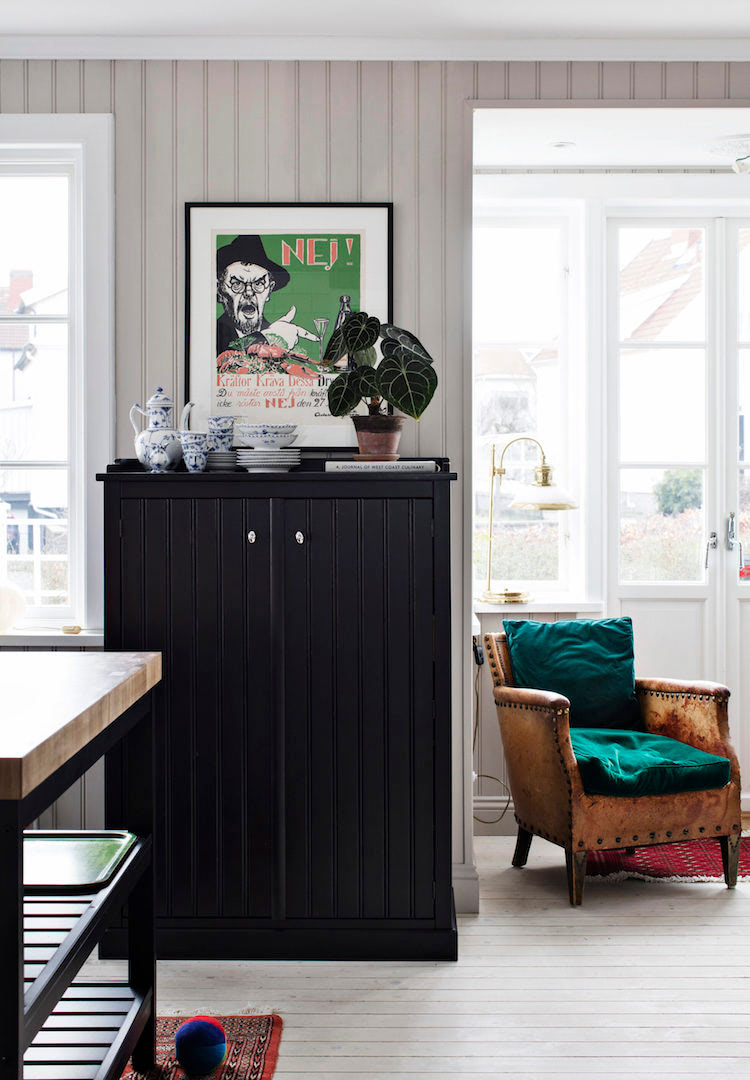 Bàn ghế, tủ bếp được sơn bằng màu xám nâu đơn giản phối với tường màu kem tạo nên không gian ấm áp tuyệt vời