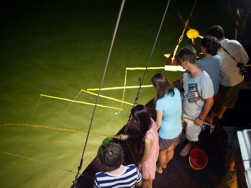 REVIEW 5 TOUR CÂU MỰC ĐÊM CAMPING TẠI ĐÀ NẴNG BẠN KHÔNG THỂ BỎ QUA! 1 Tour câu mực đêm camping tại Đà Nẵng