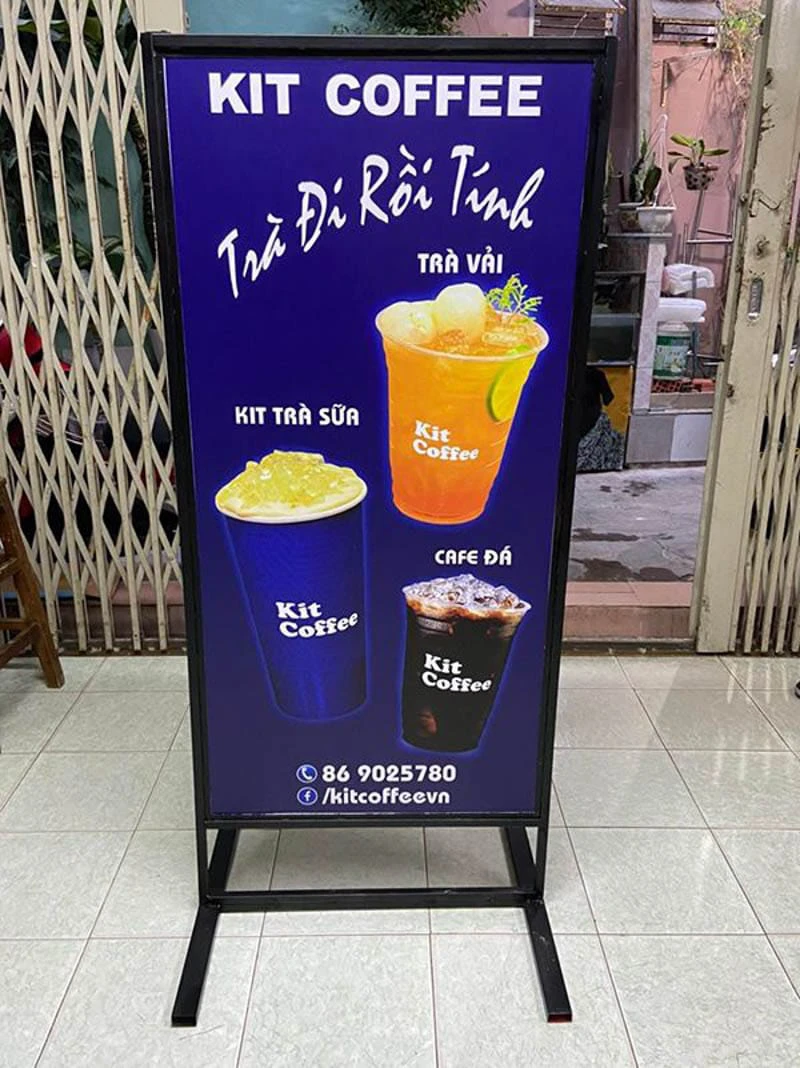 Bảng hiệu đứng Hội An
