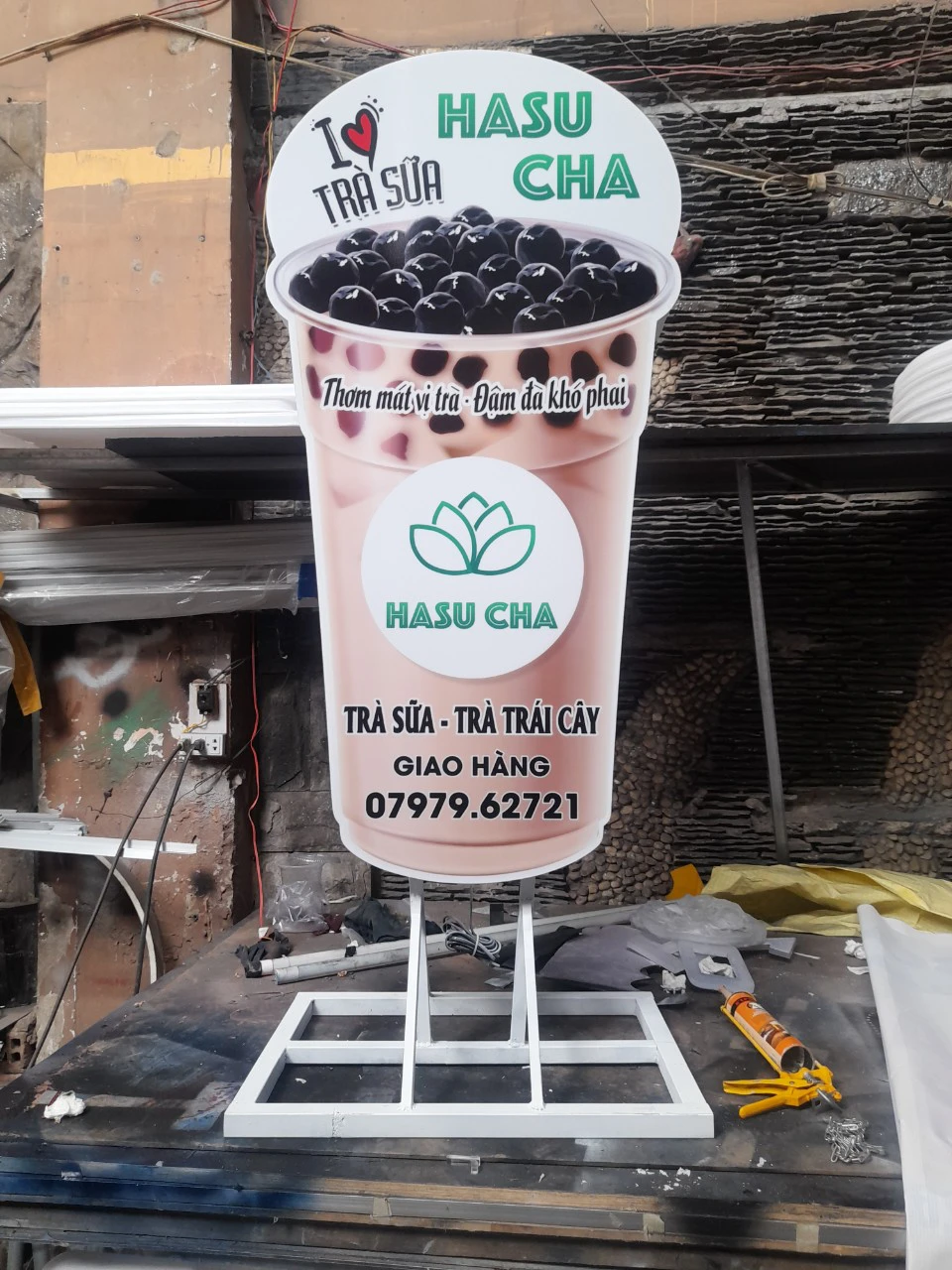 Bảng hiệu đứng Hội An