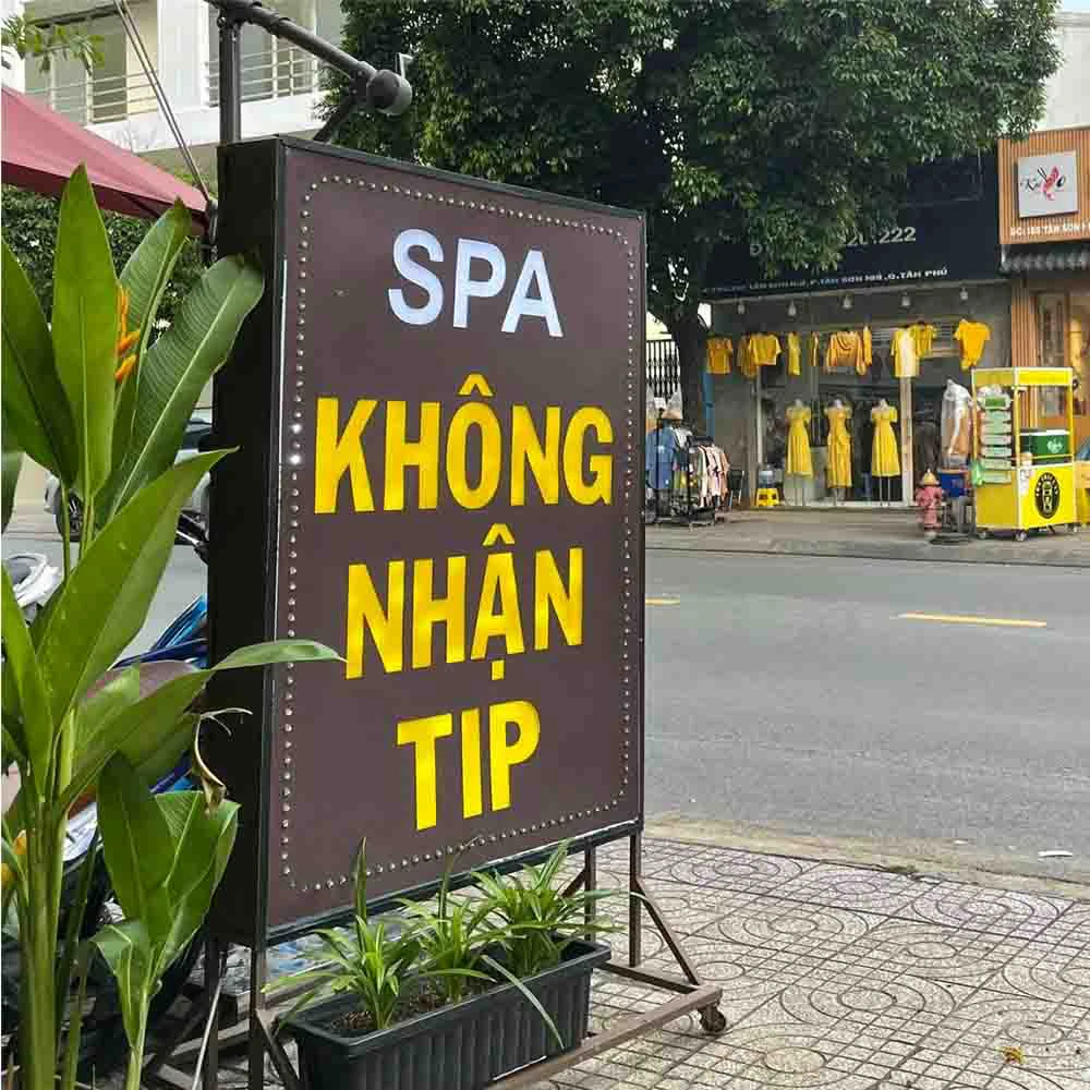 Bảng hiệu đứng Hội An