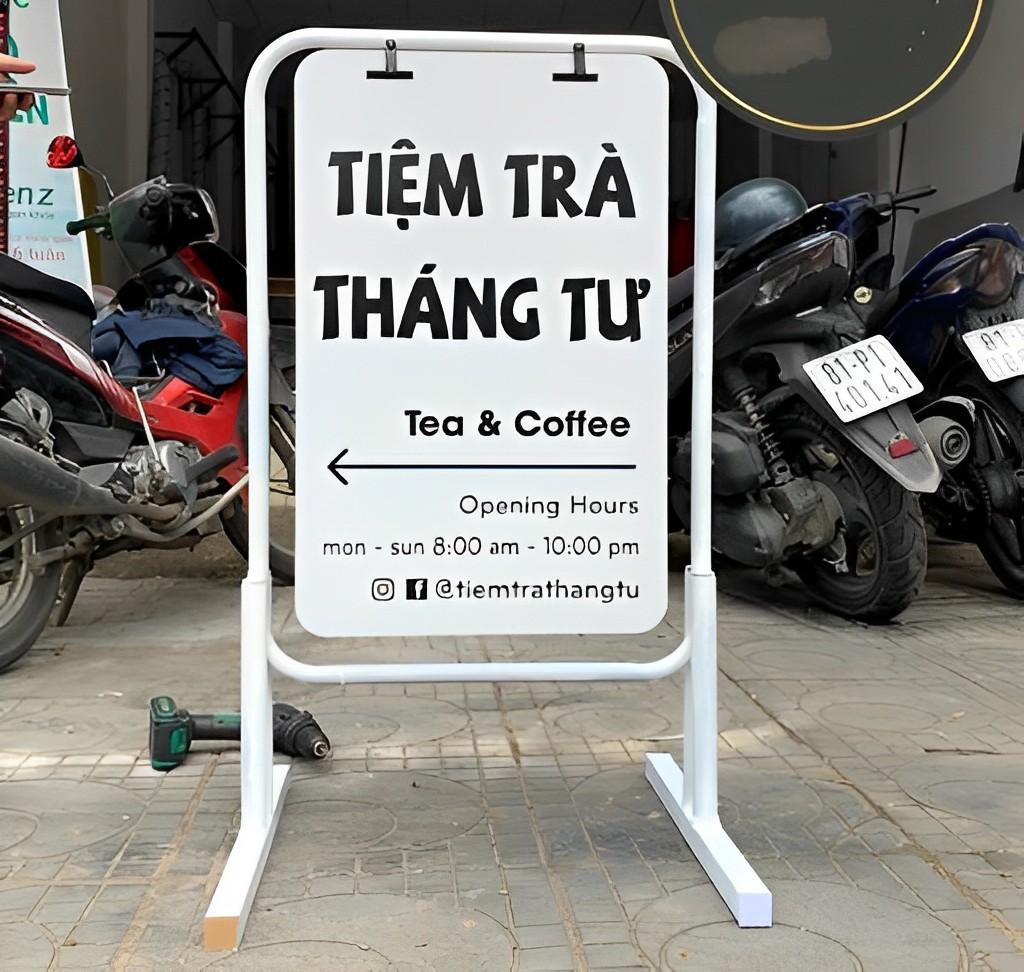 Bảng hiệu đứng Hội An