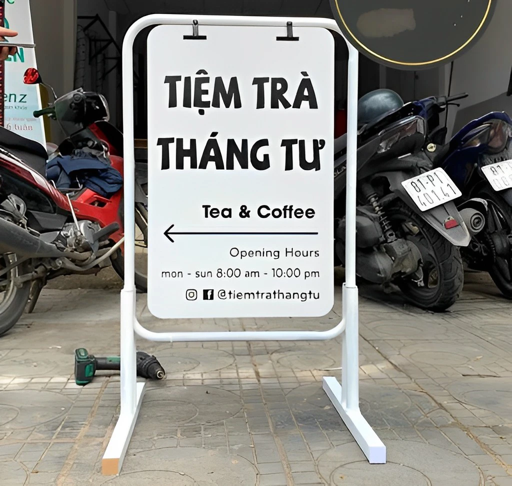 Bảng hiệu đứng Hội An