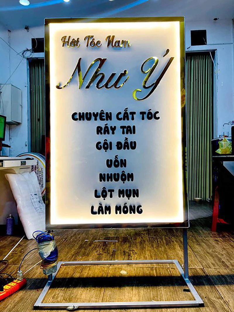 Bảng hiệu đứng Hội An