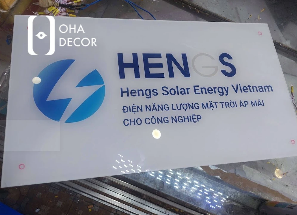 Top 9 ý tưởng in UV logo kính công ty Hà Nội tinh tế – nâng tầm hình ảnh thương hiệu 5 in UV logo kính công ty