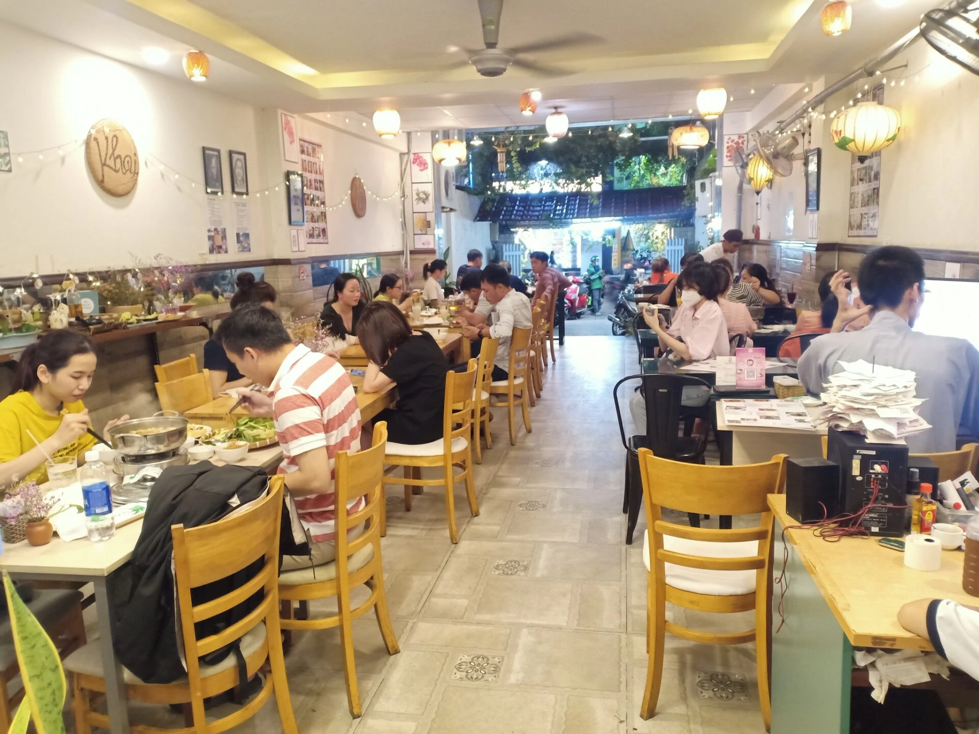 Mô tả: Oha Decor với đội ngũ chuyên nghiệp, sáng tạo cho thi công nhà hàng chay HCM Thi công trọn gói nhà hàng chay HCM 2025: Không gian xanh hiện đại