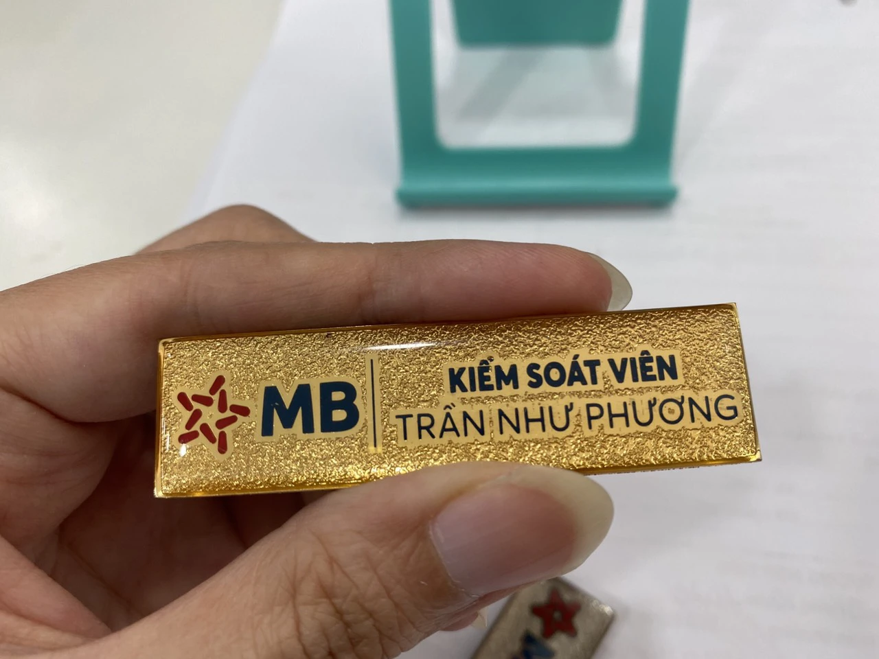In bảng tên nhân viên mica Quy Nhơn năm 2026 – Lựa chọn hàng đầu của công ty và cửa hàng hiện đại 6 In bảng tên nhân viên mica Quy Nhơn