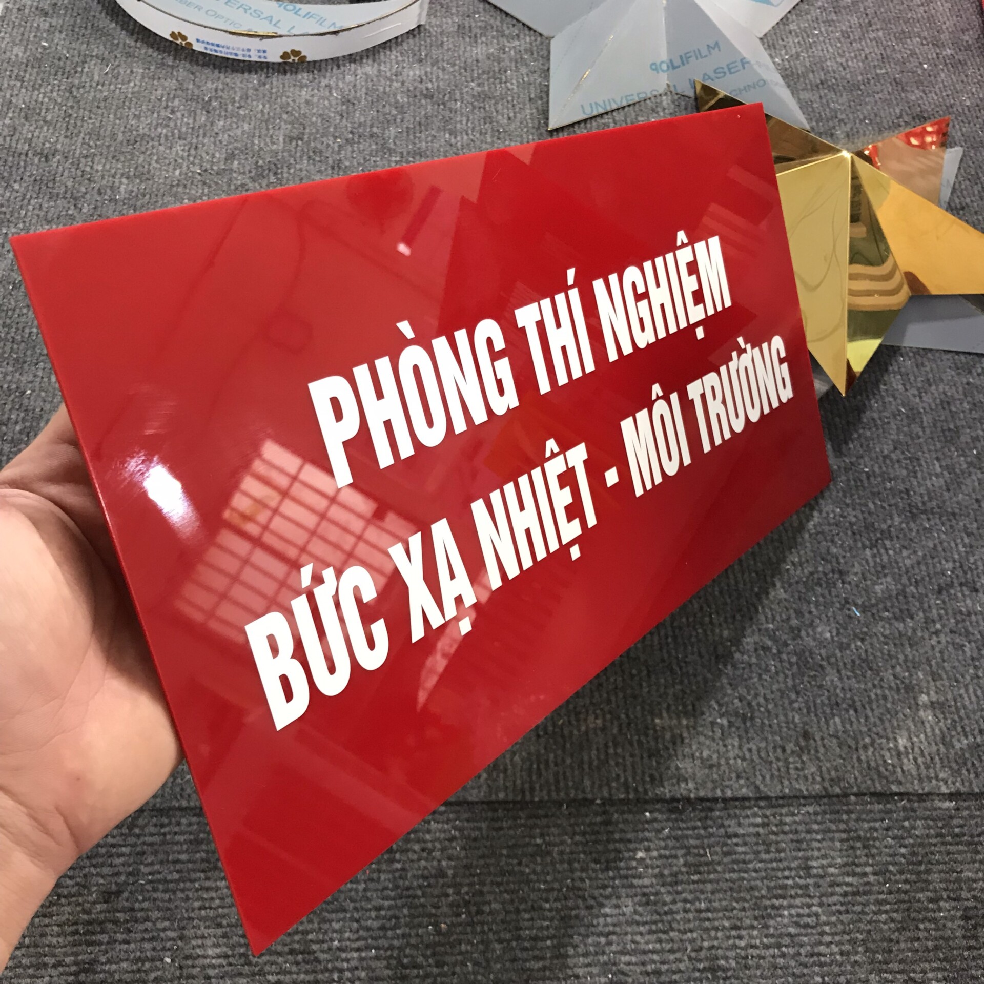 in mica ứng dụng trong biển hiệu phòng ban Đà Nẵng