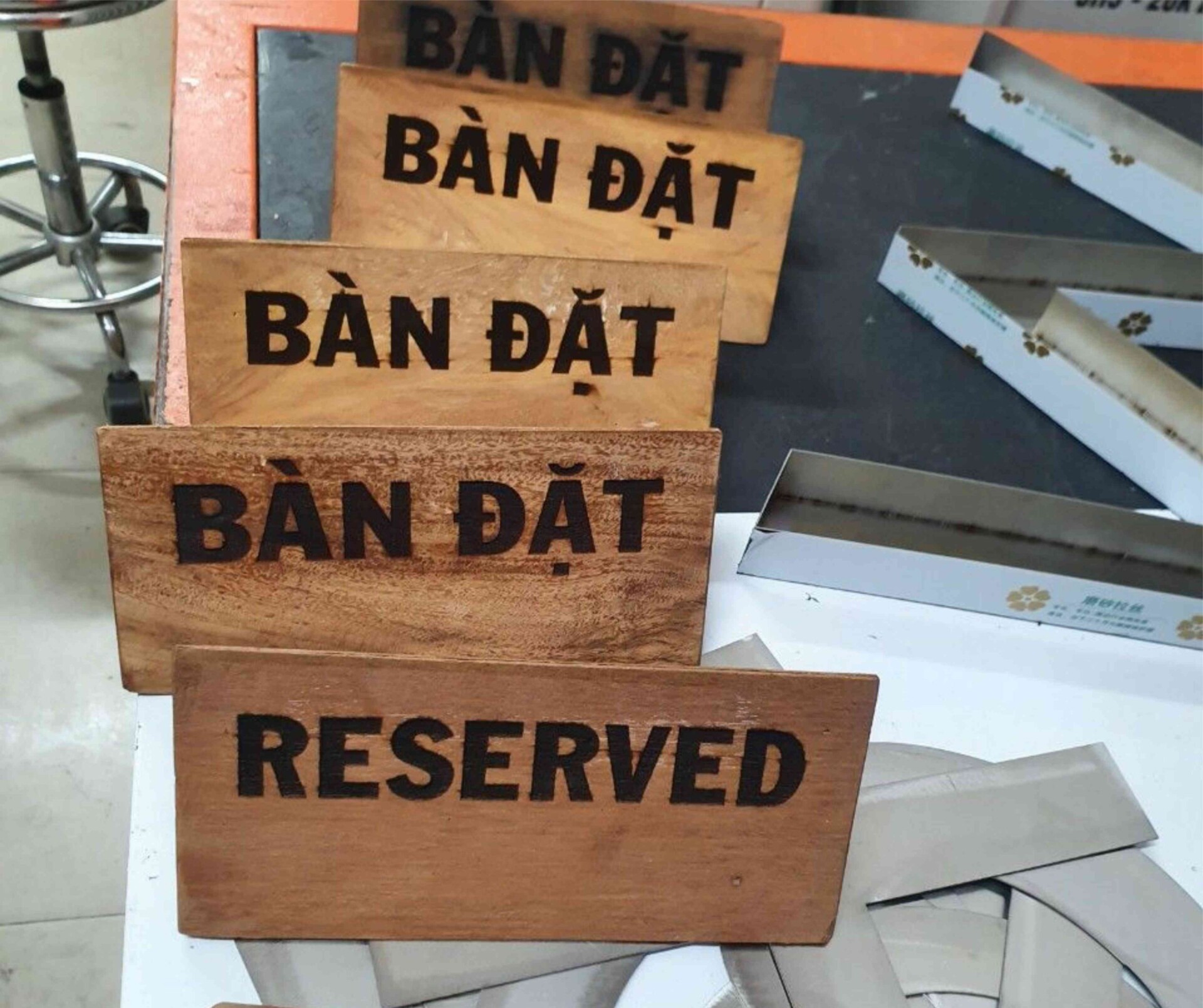 Mô tả: Khắc gỗ CNC decor Đà Nẵng với bảng hiệu logo chuyên nghiệp Khắc Gỗ CNC Decor Đà Nẵng 2025: Giải Pháp Trang Trí Nội Thất Tinh Tế