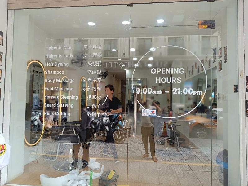 in UV kính quảng cáo showroom Quảng Trị