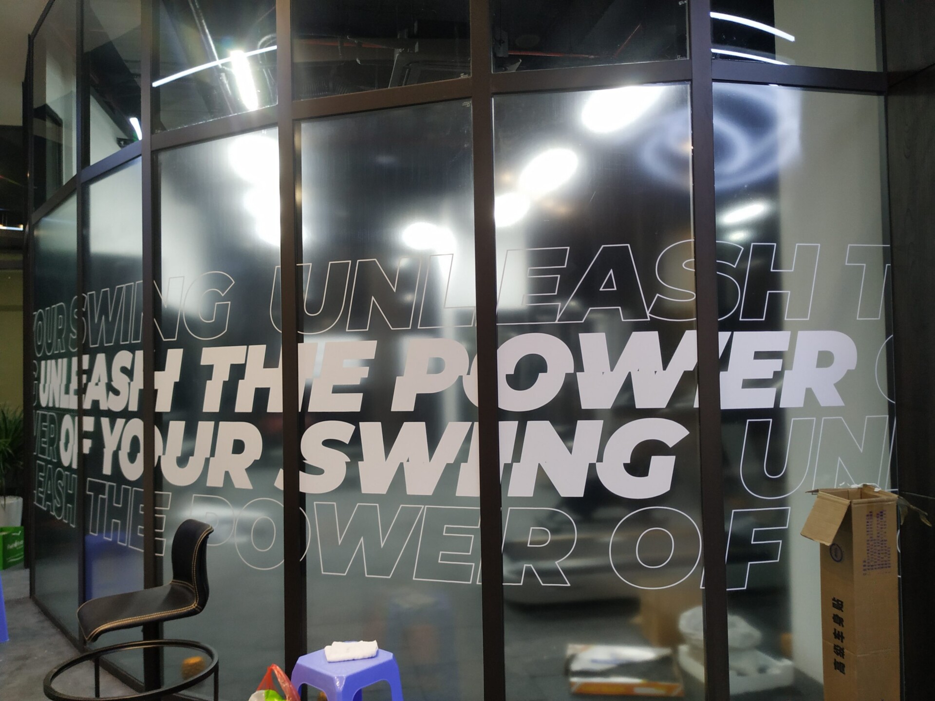 in UV kính quảng cáo showroom Quảng Trị