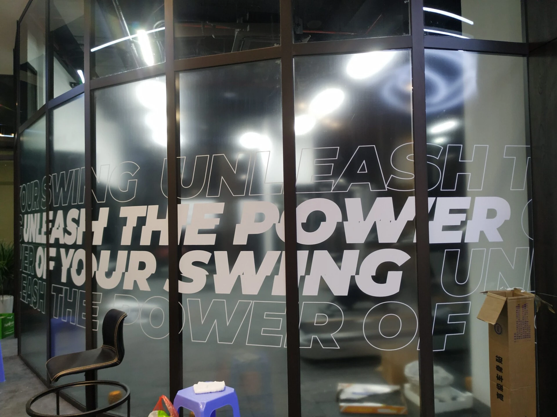 in UV kính quảng cáo showroom Quảng Trị