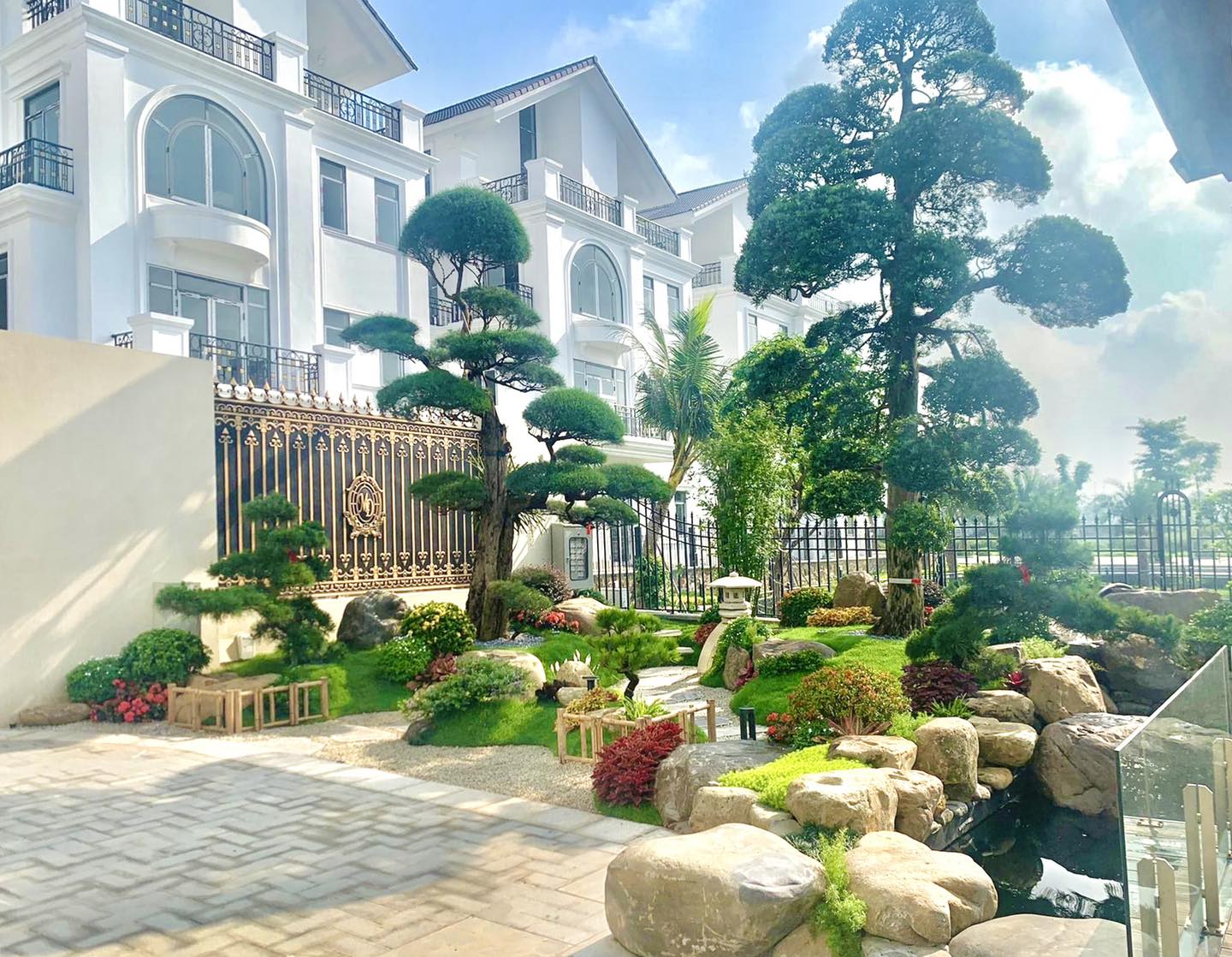 Mô tả: Thi công nhà vườn Hà Nội với mái thái chắc chắn, cột trụ đẹp và nội thất gỗ ấm áp, đá sang trọng Thi Công Nhà Vườn Hà Nội 2026 Trọn Gói