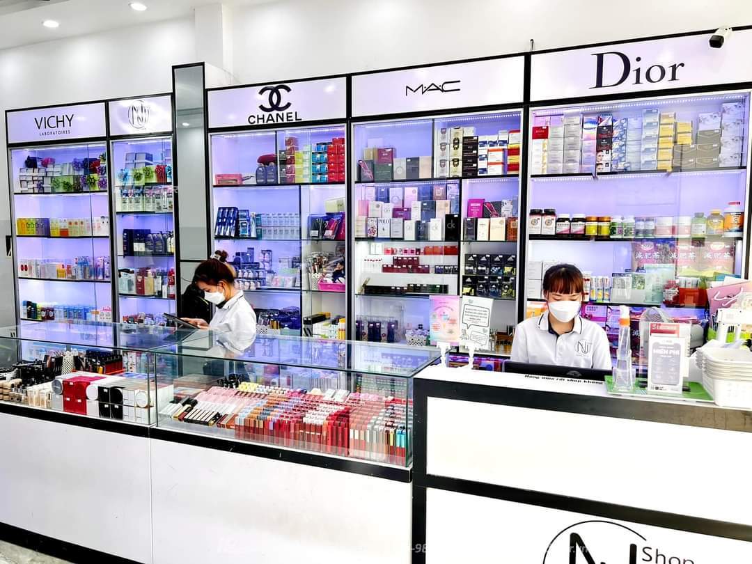 Bí quyết giúp shop đông khách nhờ thiết kế thi công shop mỹ phẩm Hà Nội năm 2026 1 Thiết kế thi công shop mỹ phẩm Hà Nội