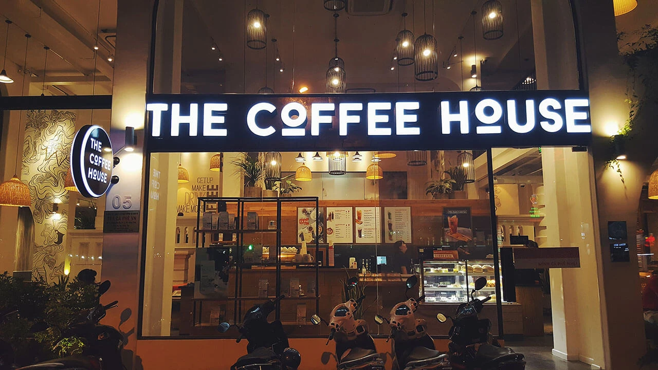 Bảng hiệu hộp đèn quán cafe Đà Nẵng đẹp nhất 2026 - Oha Decor 1 Bảng hiệu hộp đèn quán cafe Đà Nẵng thiết kế sang trọng nổi bật ban đêm
