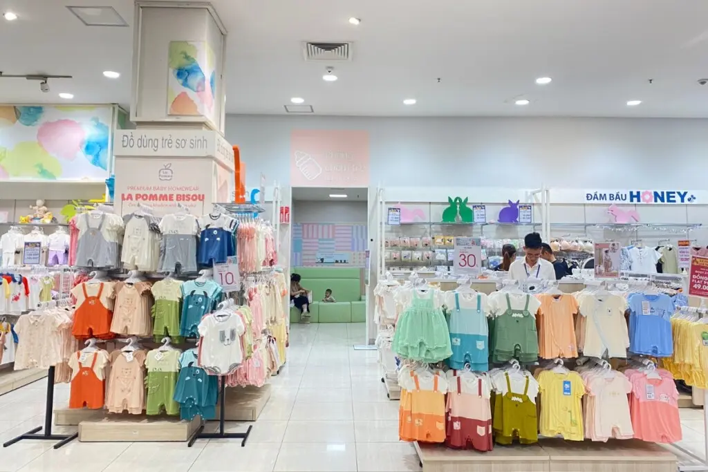 Vì sao nên chọn Oha Decor thi công cửa hàng thời trang cho bé Hà Nội?