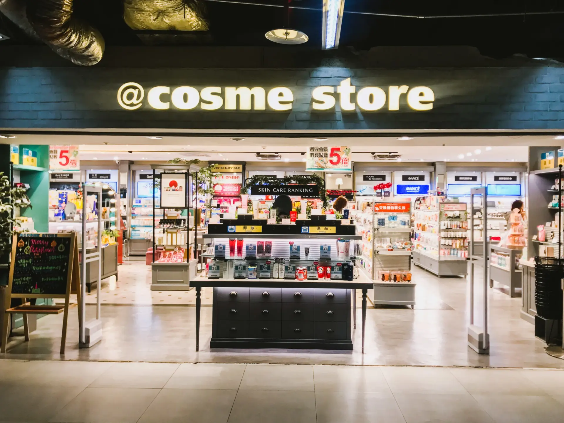 Thi Công Shop Mỹ Phẩm Huế Trọn Gói 2026 | Giải Pháp Giúp Không Gian Sang Trọng, Bắt Mắt 2 thi-cong-shop-my-pham-hue-tron-goi-2026