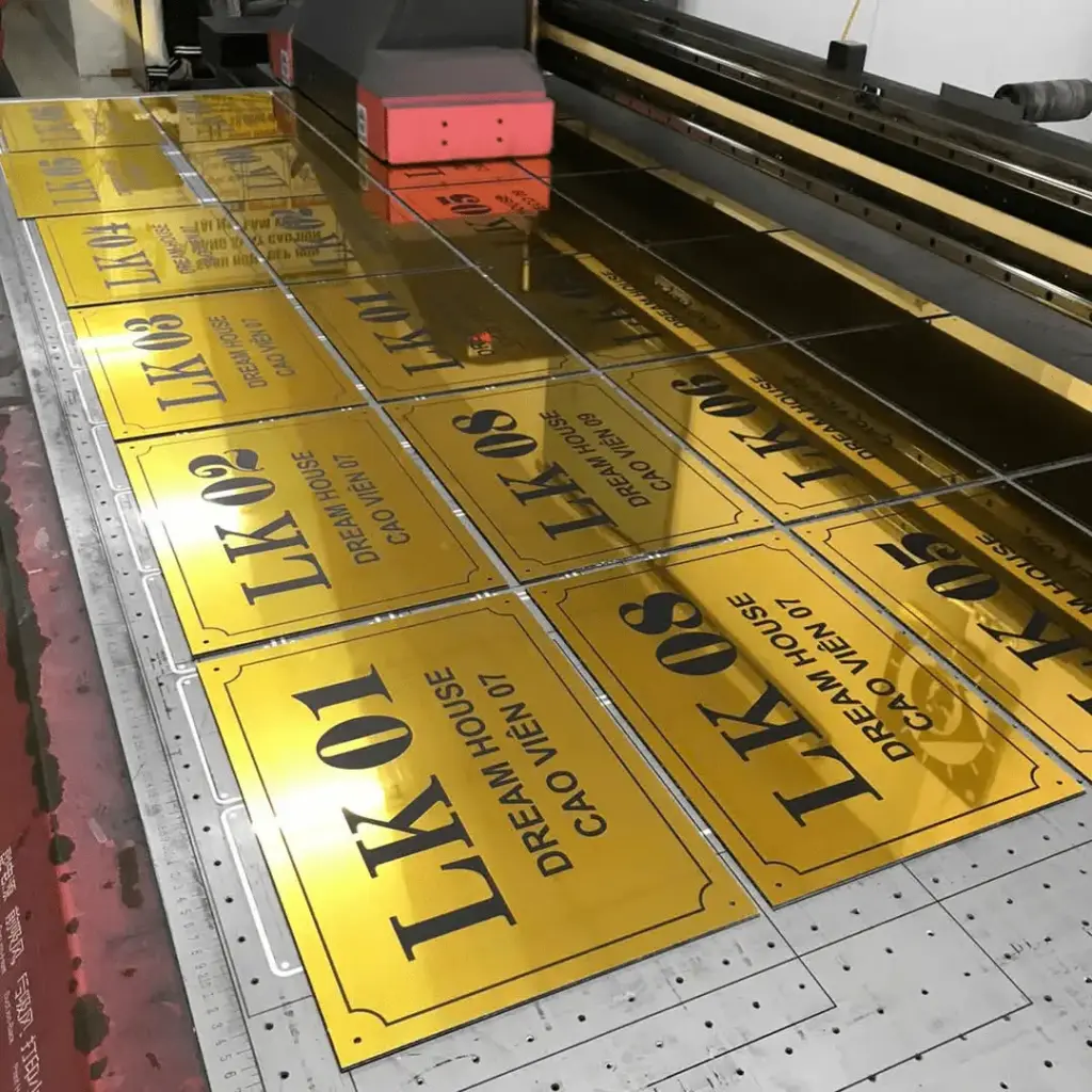 In UV inox bảng hiệu khách sạn Quy Nhơn – Giải pháp nâng tầm thương hiệu 2026 2 in UV inox bảng hiệu khách sạn Quy Nhơn