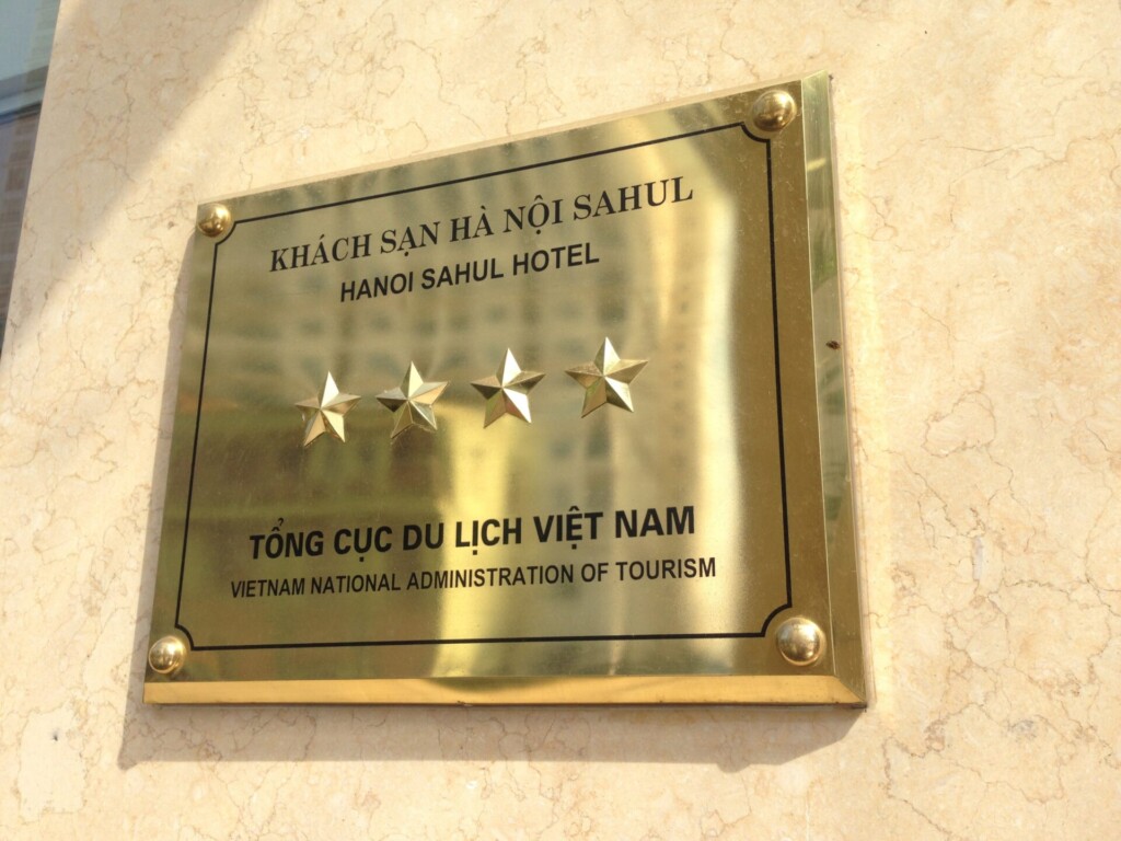In UV inox bảng hiệu khách sạn Quy Nhơn – Giải pháp nâng tầm thương hiệu 2026 5 in UV inox bảng hiệu khách sạn Quy Nhơn