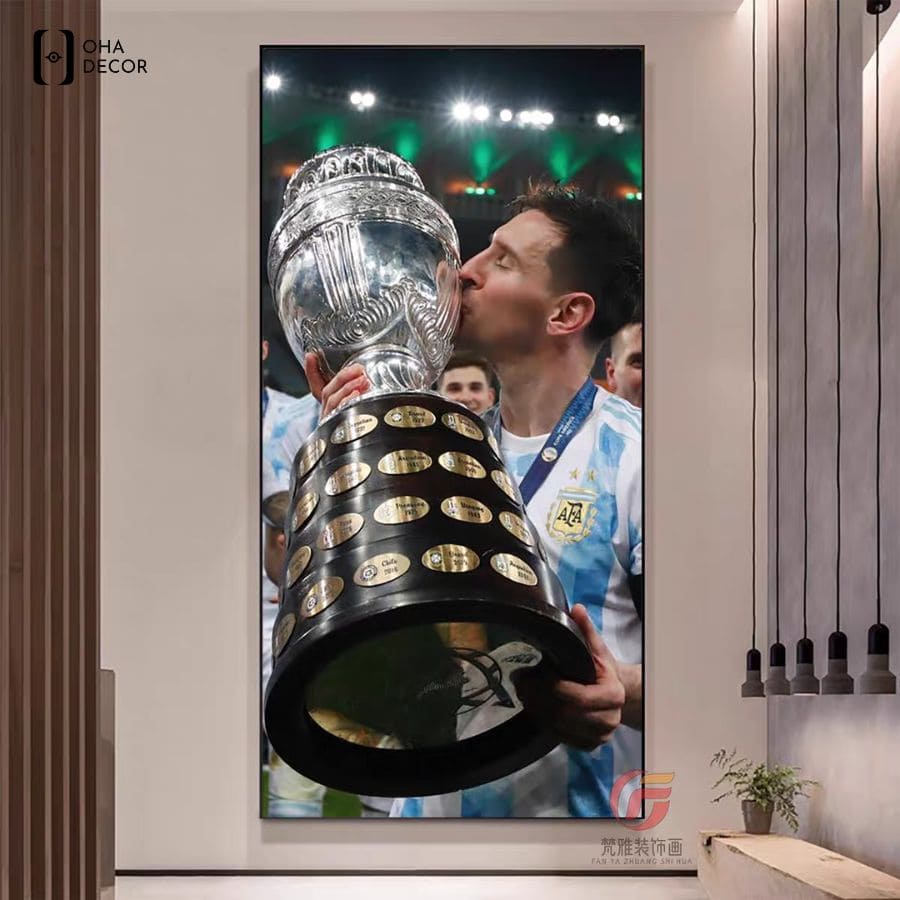 Tranh bóng đá tráng gương Messi Hà Nam khắc họa khoảnh khắc nâng cúp vinh quang làm quà tặng tân gia ý nghĩa