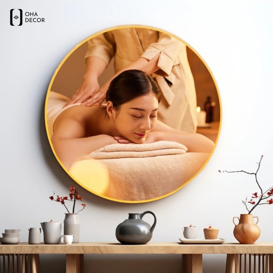 Tranh decor spa thuận an hình cô gái massage được treo vừa tầm mắt khi khách hàng nằm trải nghiệm
